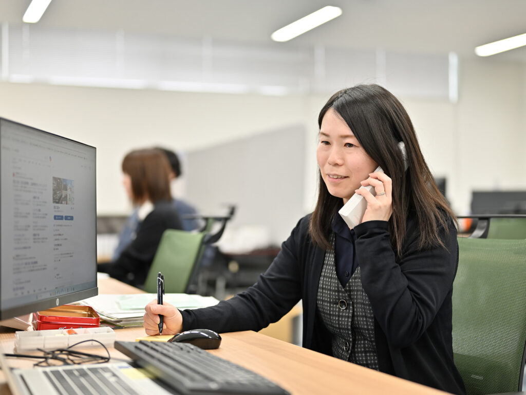 2F事務所でデスクワーク。